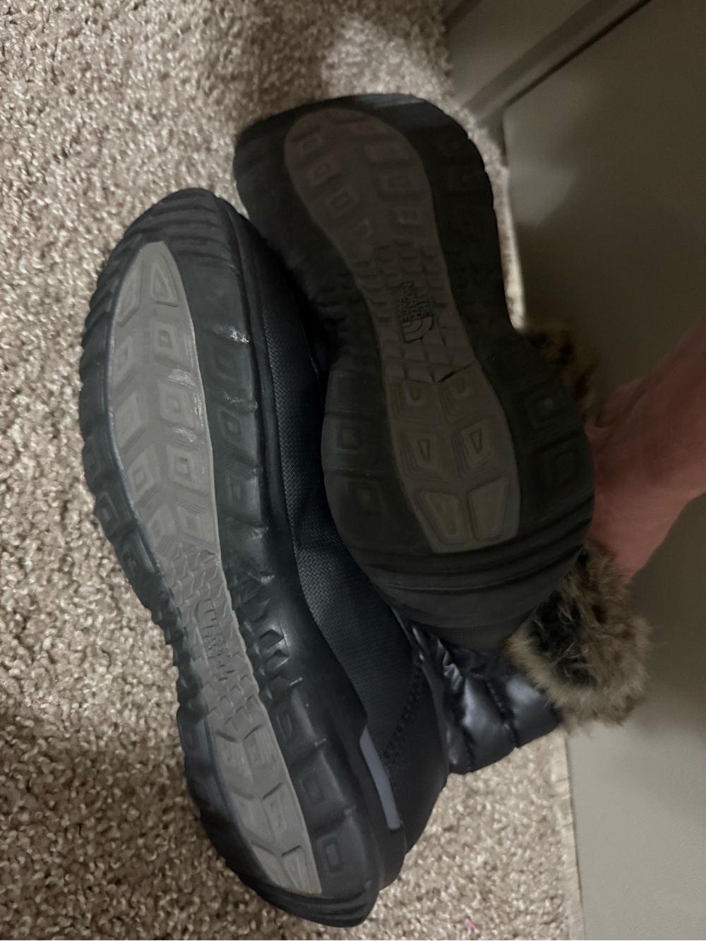 Women's North Face Black Faux-Fur Lined Winter Slip-On Boots - Picture 4 of 5
